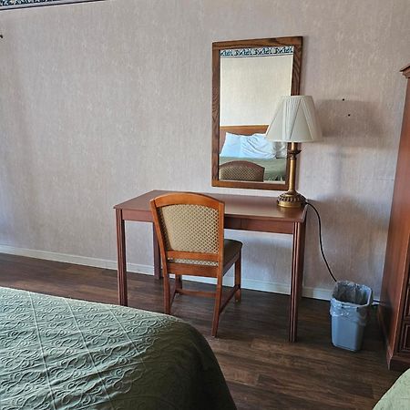 Travelodge By Wyndham Mackinaw City Bagian luar foto