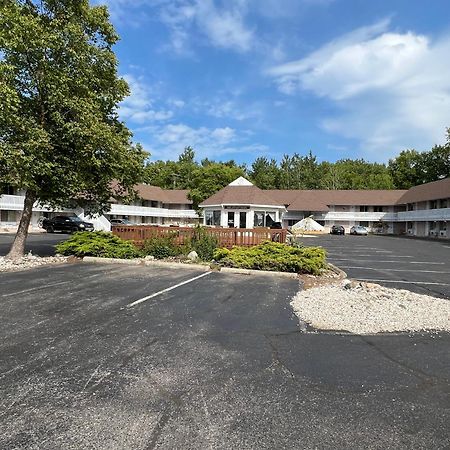 Travelodge By Wyndham Mackinaw City Bagian luar foto