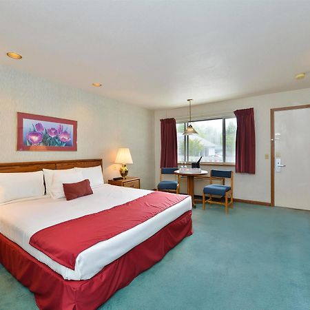 Travelodge By Wyndham Mackinaw City Bagian luar foto