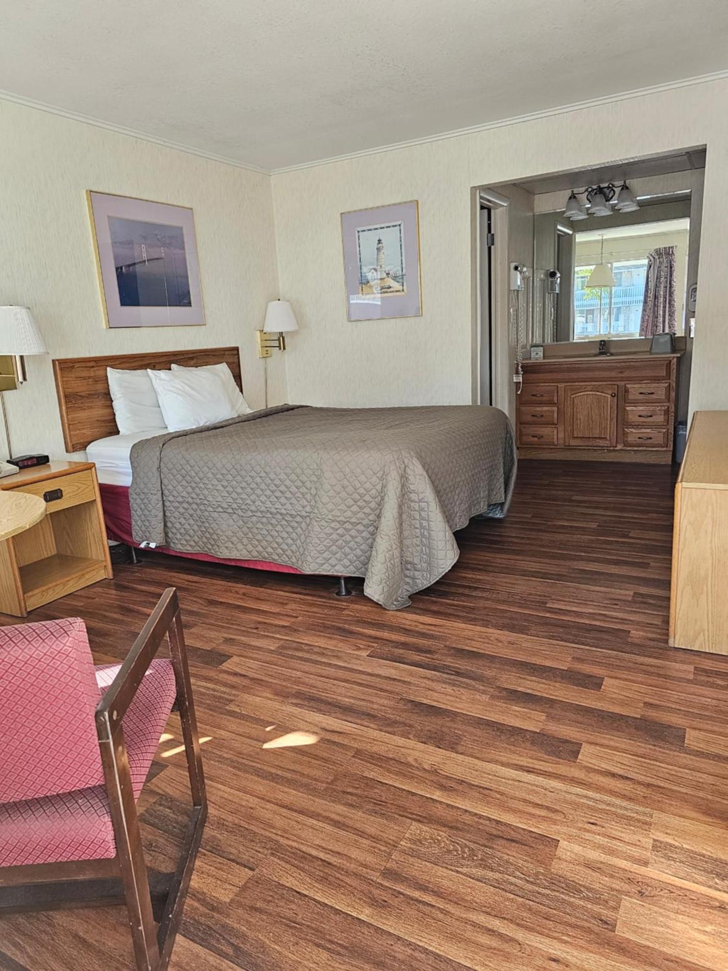 Travelodge By Wyndham Mackinaw City Bagian luar foto