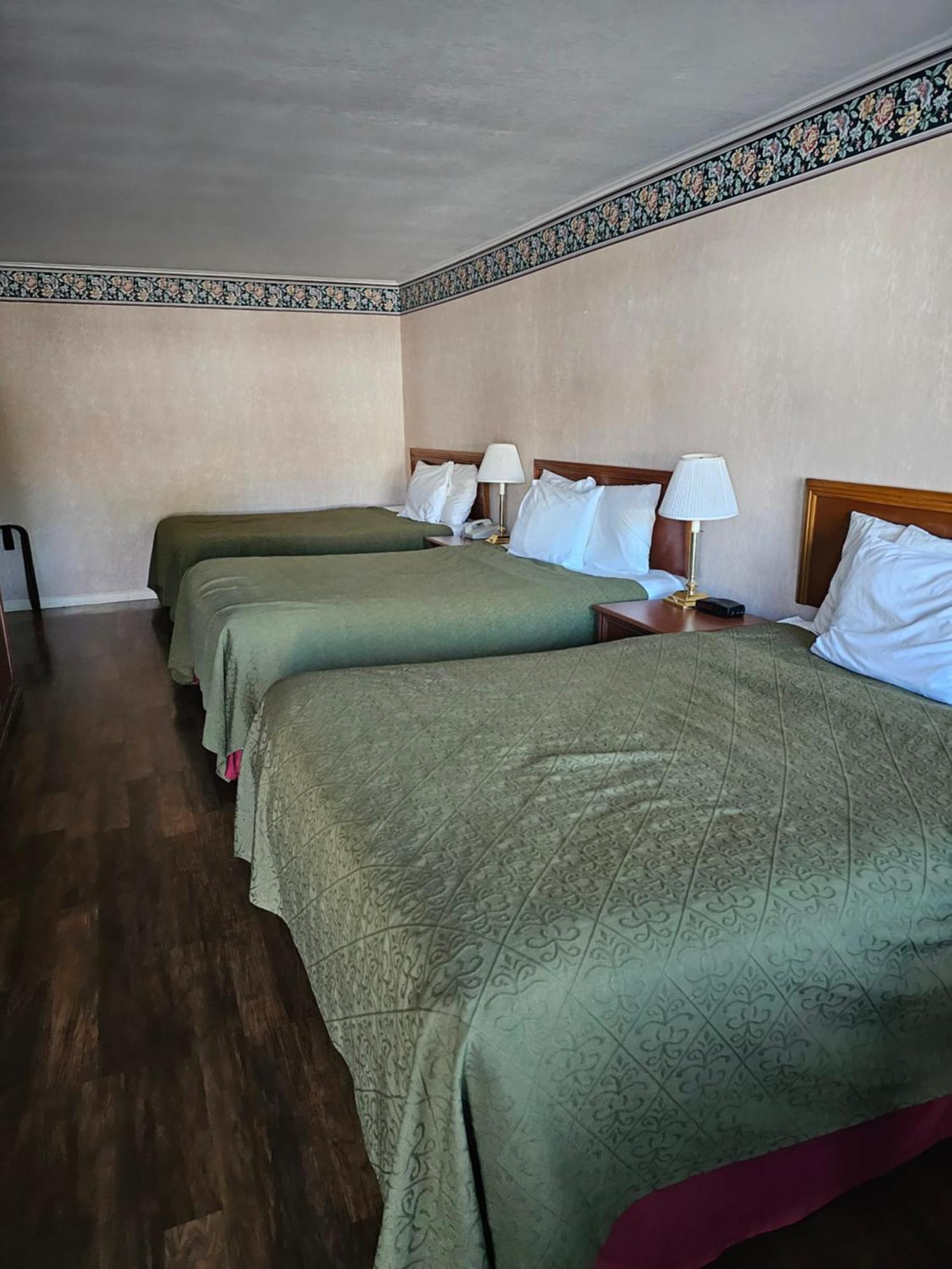 Travelodge By Wyndham Mackinaw City Bagian luar foto