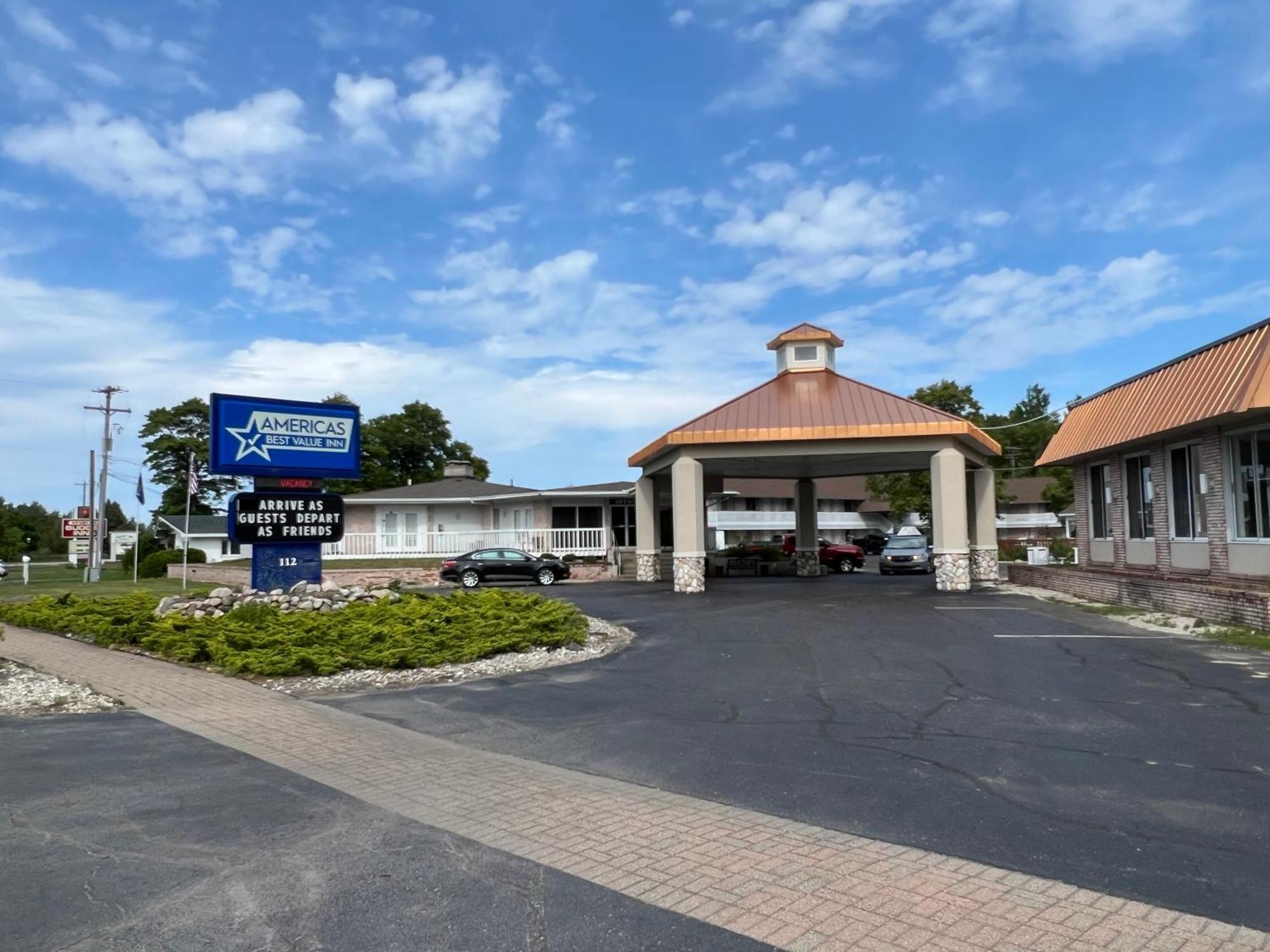 Travelodge By Wyndham Mackinaw City Bagian luar foto