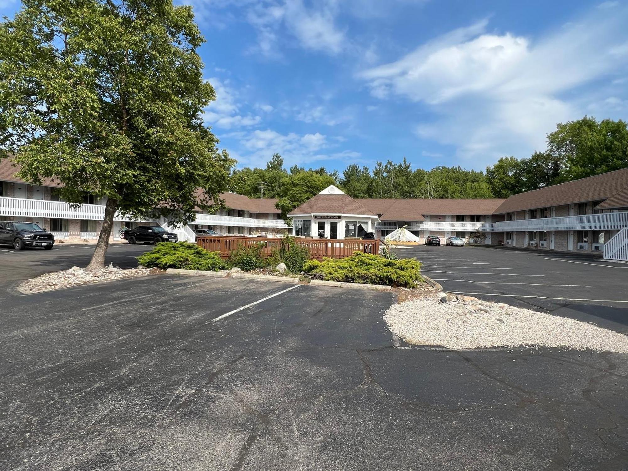 Travelodge By Wyndham Mackinaw City Bagian luar foto