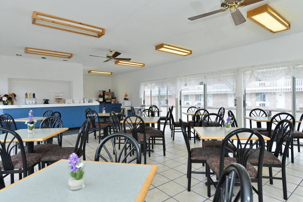 Travelodge By Wyndham Mackinaw City Bagian luar foto