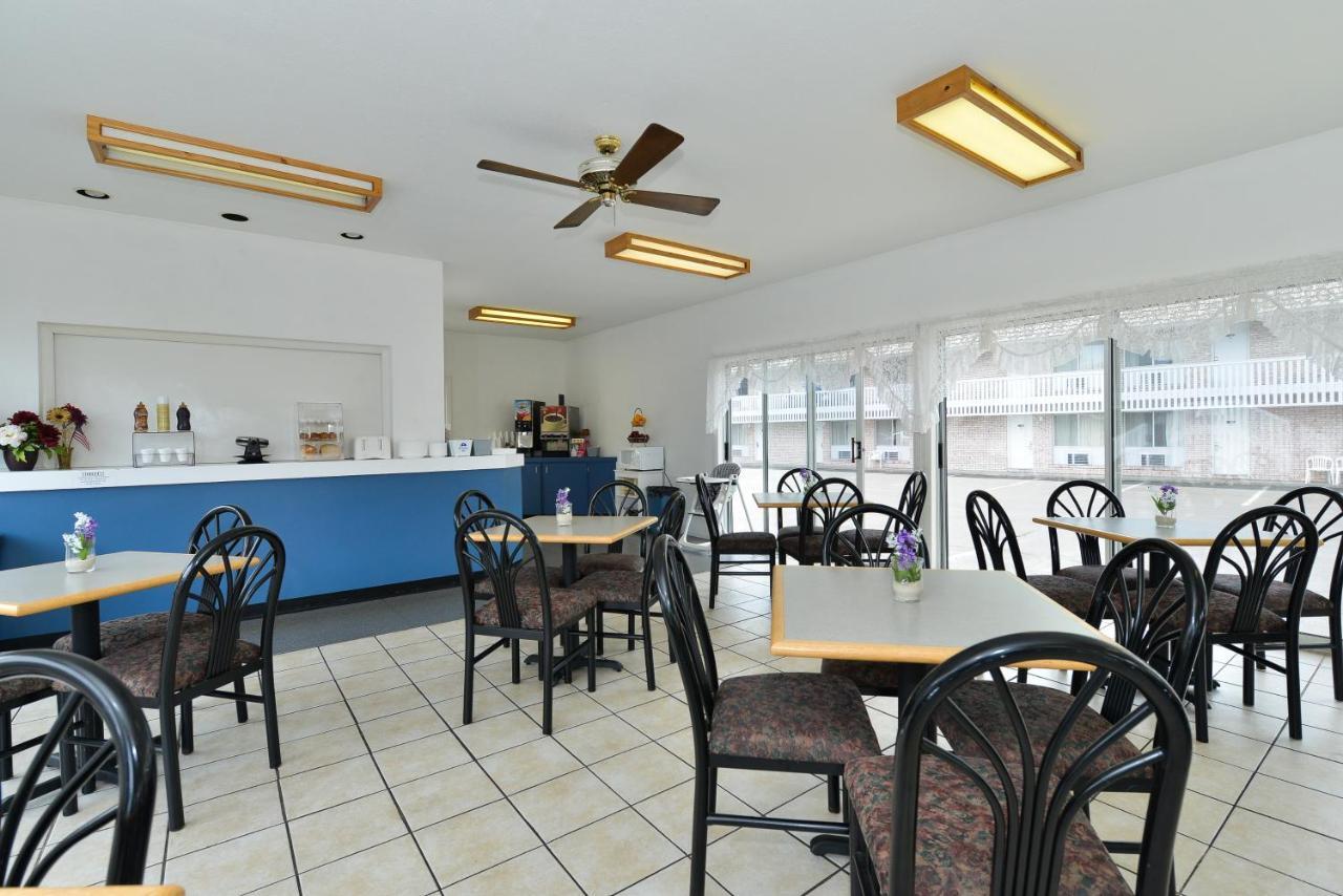 Travelodge By Wyndham Mackinaw City Bagian luar foto
